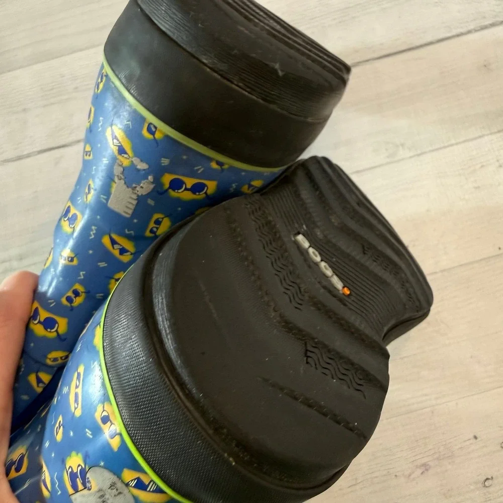 BOGS kids classic snow boots taco with sunglasses youth size 3‎